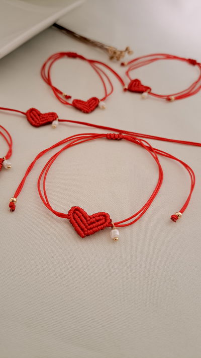 Pulsera corazón en nudos.