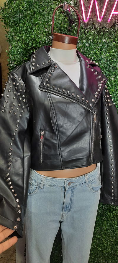Campera de cuero tachas