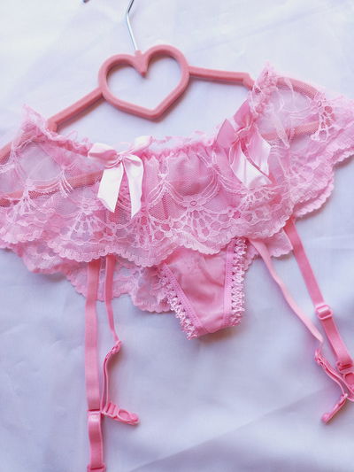 Colales con portaligas rosa