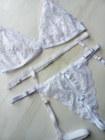 Bralette con hilo dental y arnés regulable
