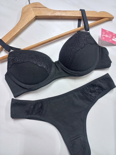Conjunto de algodón y puntilla negro
