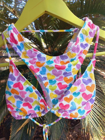 Bikini triángulo corazones
