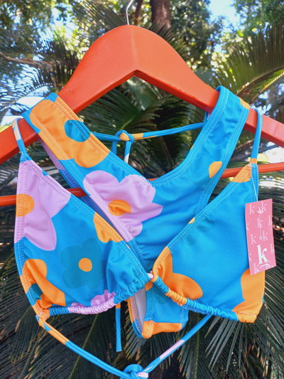 Bikini triángulo celeste