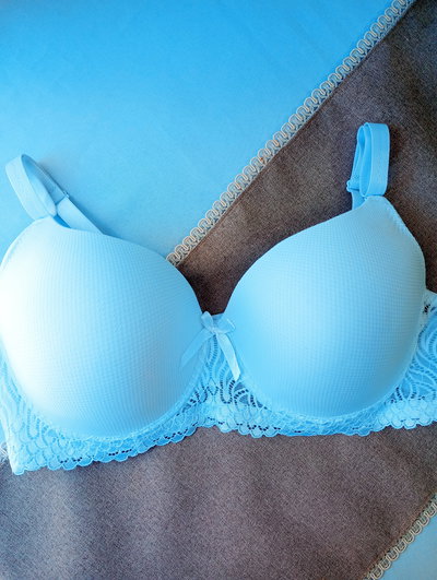 Corpiño armado de encaje blanco