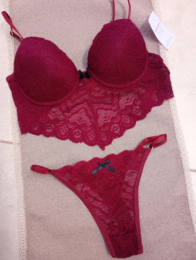 Conjunto de encaje bordo