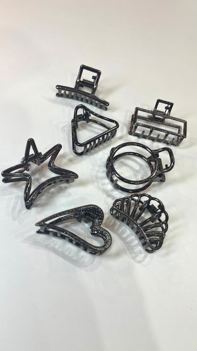 Broche black