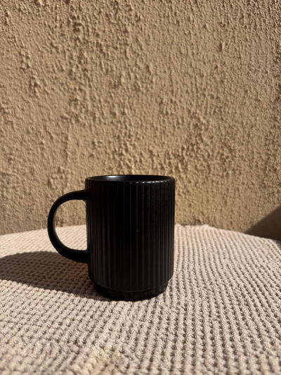 TAZA NEGRA A RAYAS