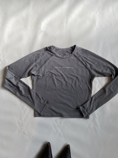 remera gris