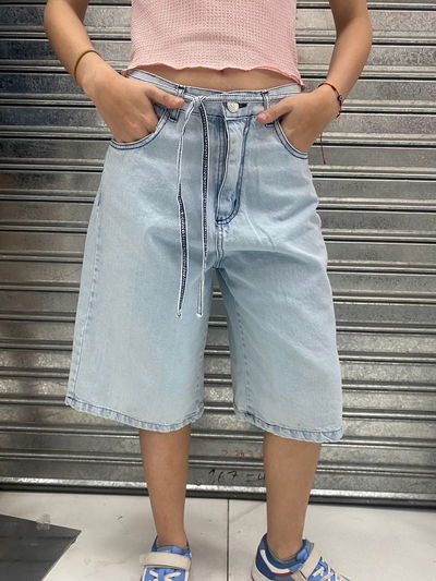 Bermuda de jean larga ancha rígida con cinta