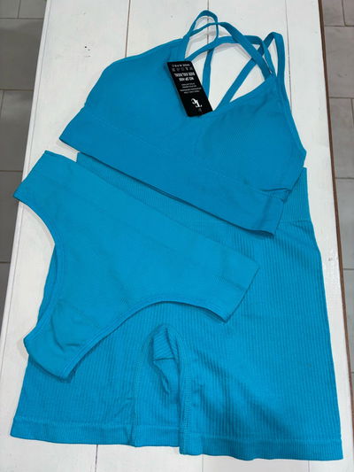 Conjunto 3 piezas: top + short levanta cola + colaless - talle unico (abarca 36 a 46)