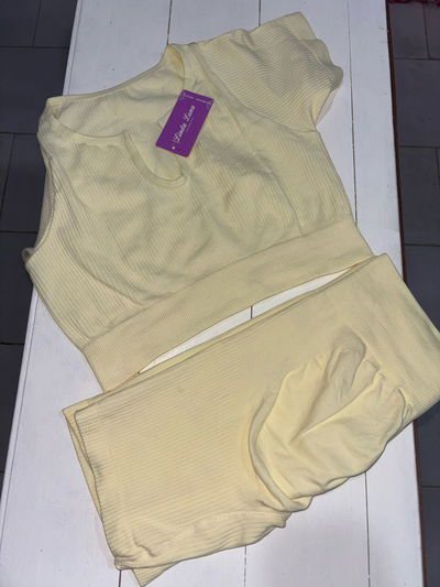 Conjunto remerita crop + short levanta cola - color crema - talle único (abarca 36 a 46)