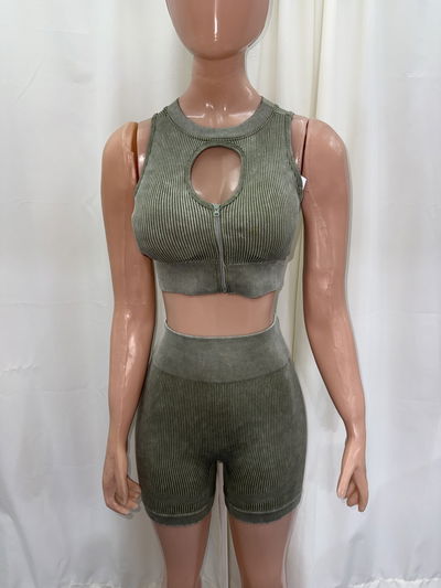 Conjunto crop top gotita con cierre + short con frunce | verde militar