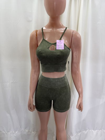Conjunto crop top gotita + short con frunce | verde militar