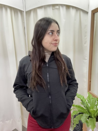 Campera frisada piel de durazno con capucha | negro