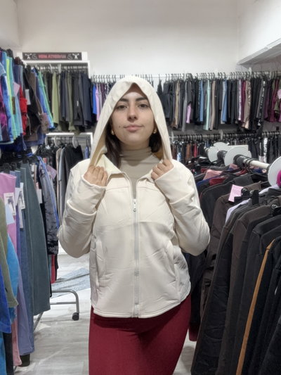 Campera frisada piel de durazno con capucha | crema