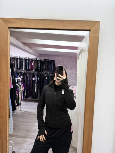 Campera frisada tipo corset | negro