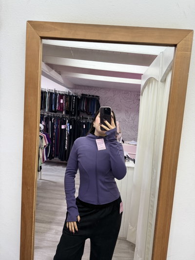 Campera frisada tipo corset | uva