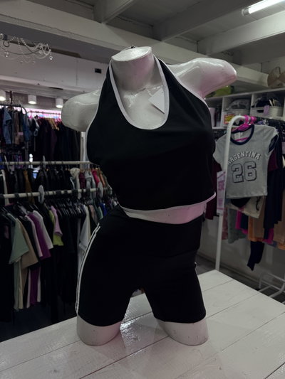 Crop Top halter | negro con vivo blanco