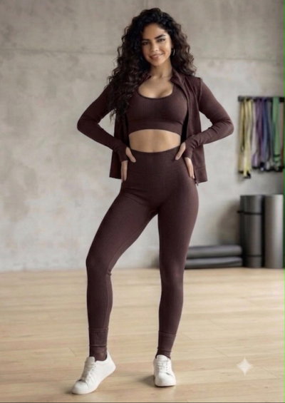 Conjunto 3 piezas: calza sin frunce + top con tazas + campera crop | chocolate