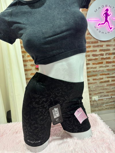 Short Deportivo Gofrado BIGFINE Tiro Alto – Negro con Rosas