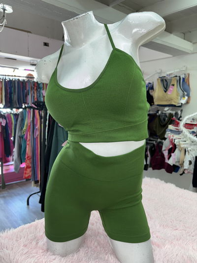 Conjunto crop top espalda cruzada + short con frunce | verde oscuro 