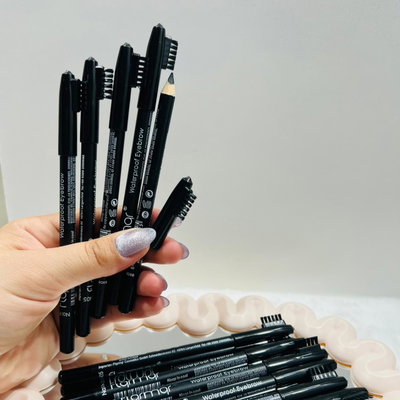 Lapiz negro para ojos con peine