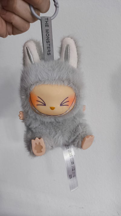 Muñeco Labubu con formita en la patita