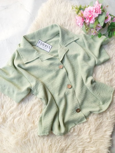 •Camisa boxy crop LOVIE - pistacho Talle M