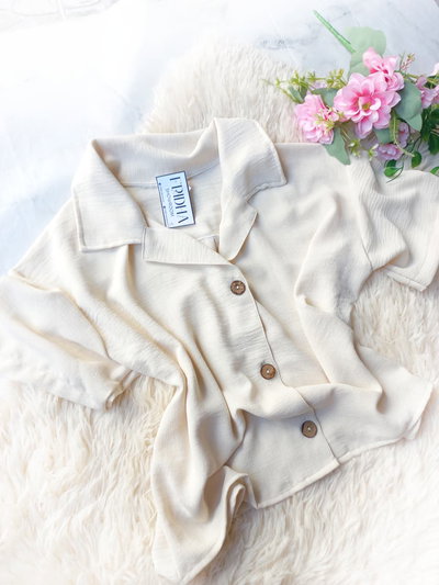 •Camisa boxy crop LOVIE - vainilla Talle L