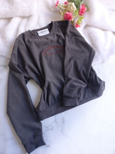 Buzo COLORADO | gris topo y choco