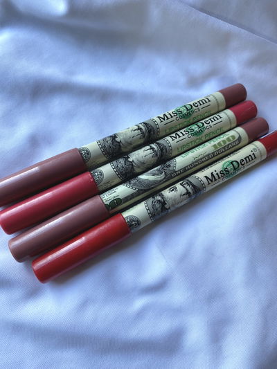 Delineador de labios dolar
