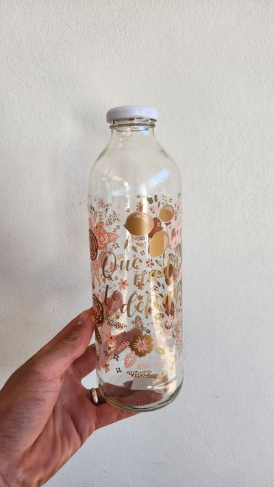 botella vidrio con tapa y frase 