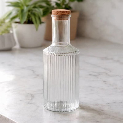 Botella de vidrio labrado con tapón de corcho