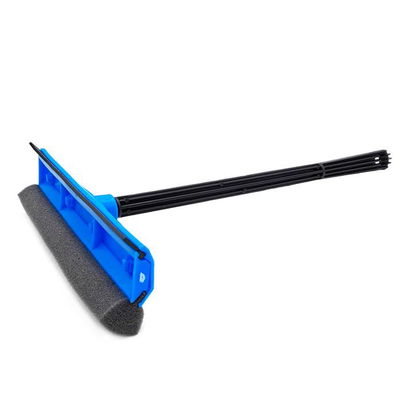 Limpiavidrios con goma espuma y goma secadora.