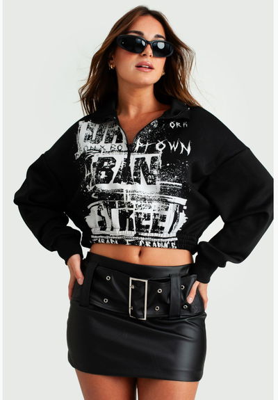 BUZO CROP CON CIERRE Y ESTAMPA "URBAN STREET"