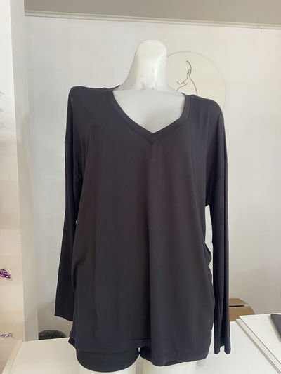 Remera modal escote V negro