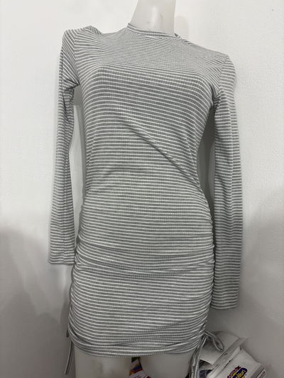 Vestido gris y blanco