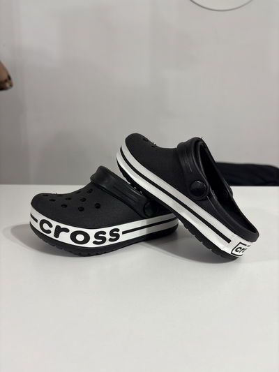Crocs negras talle 25-26