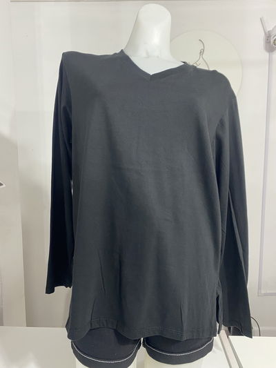 Remera escote V negro talle 4
