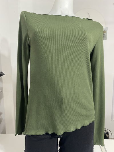 Remera cuello bote pico verde militar 