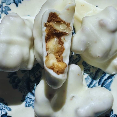 Nueces con chocolate blanco, pimienta de algarrobo y cristales de sal– Pack de 100g