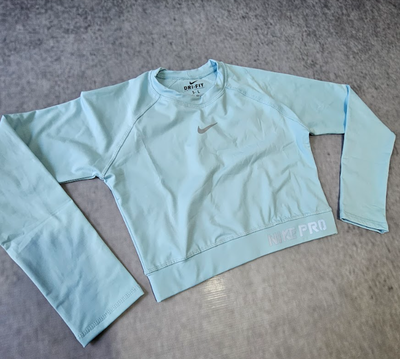 CROP TOP NIKE PRO TÉRMICO - CELESTE