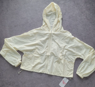 CAMPERA ROMPEVIENTO MANTECA