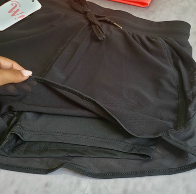 SHORT NEGRO CON CALZA 