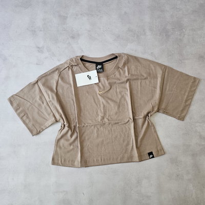 REMERA NIKE A LA CADERA - VISON