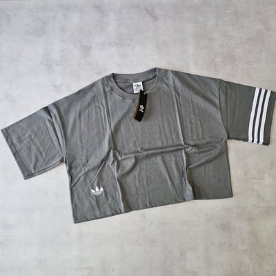 REMERA ADIDAS A LA CADERA - GRIS