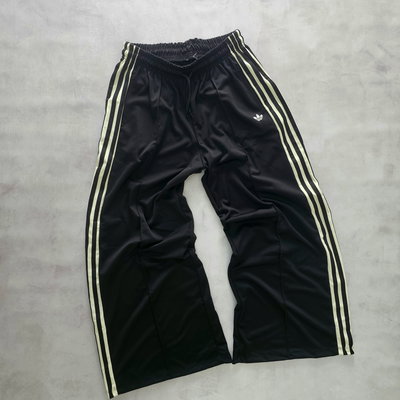 PALAZO ADIDAS  NEGRO C/MANTECA