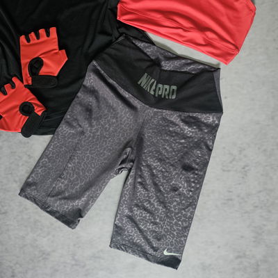 BIKER GOFRADA - NIKE PRO GRIS