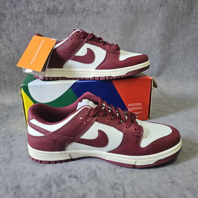 ZAPATILLAS NIKE SB DUNK LOW - BORDO UNISEX