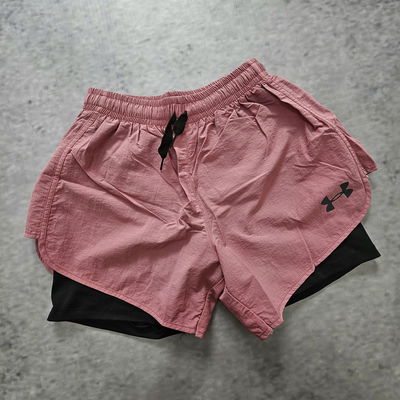 SHORT ROMPEVIENTO UNDER ROSA 